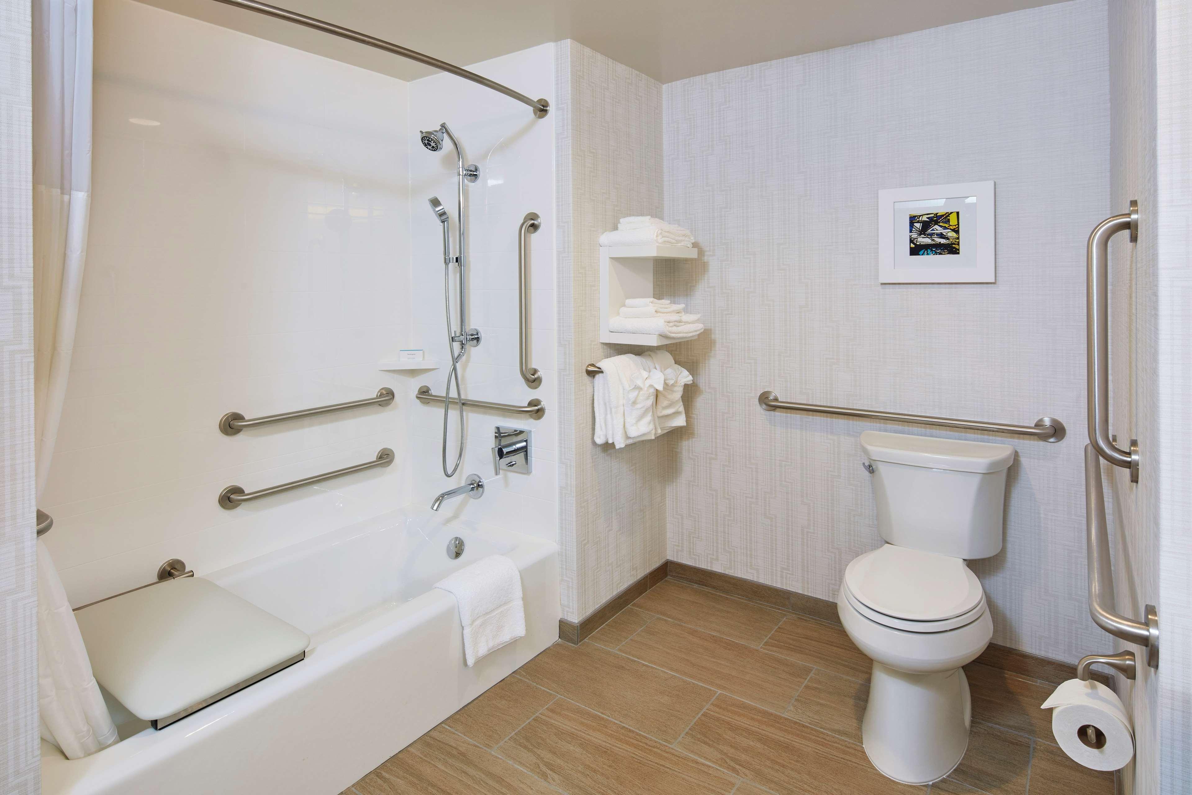 Hampton & At Csus Hotel 3*