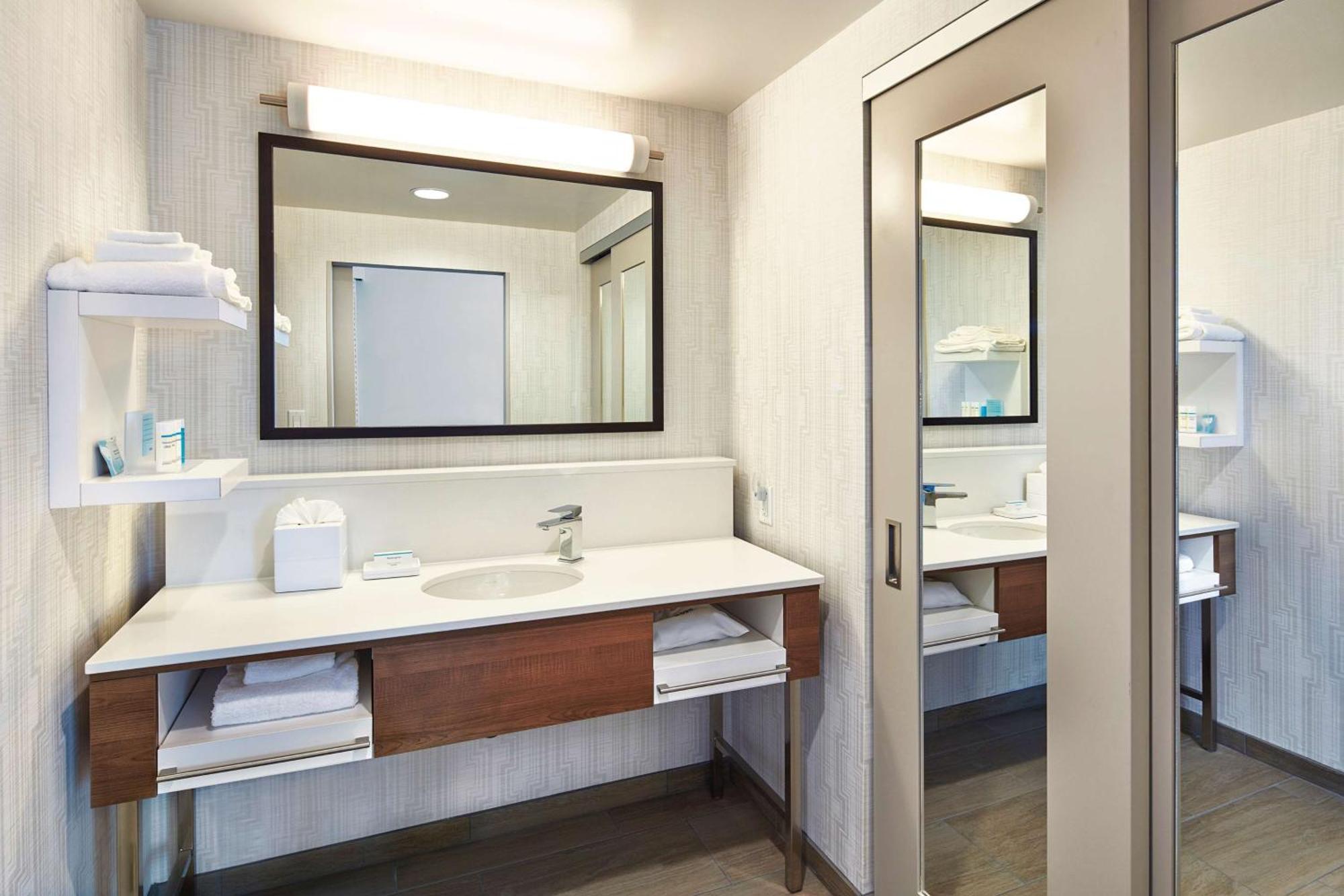 Hampton & At Csus Hotel 3*