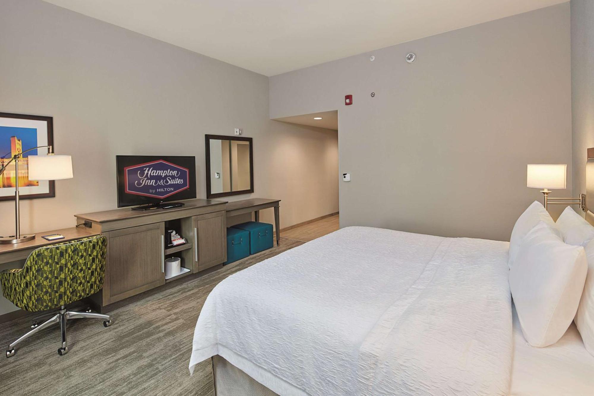 Hampton & At Csus Hotel 3*