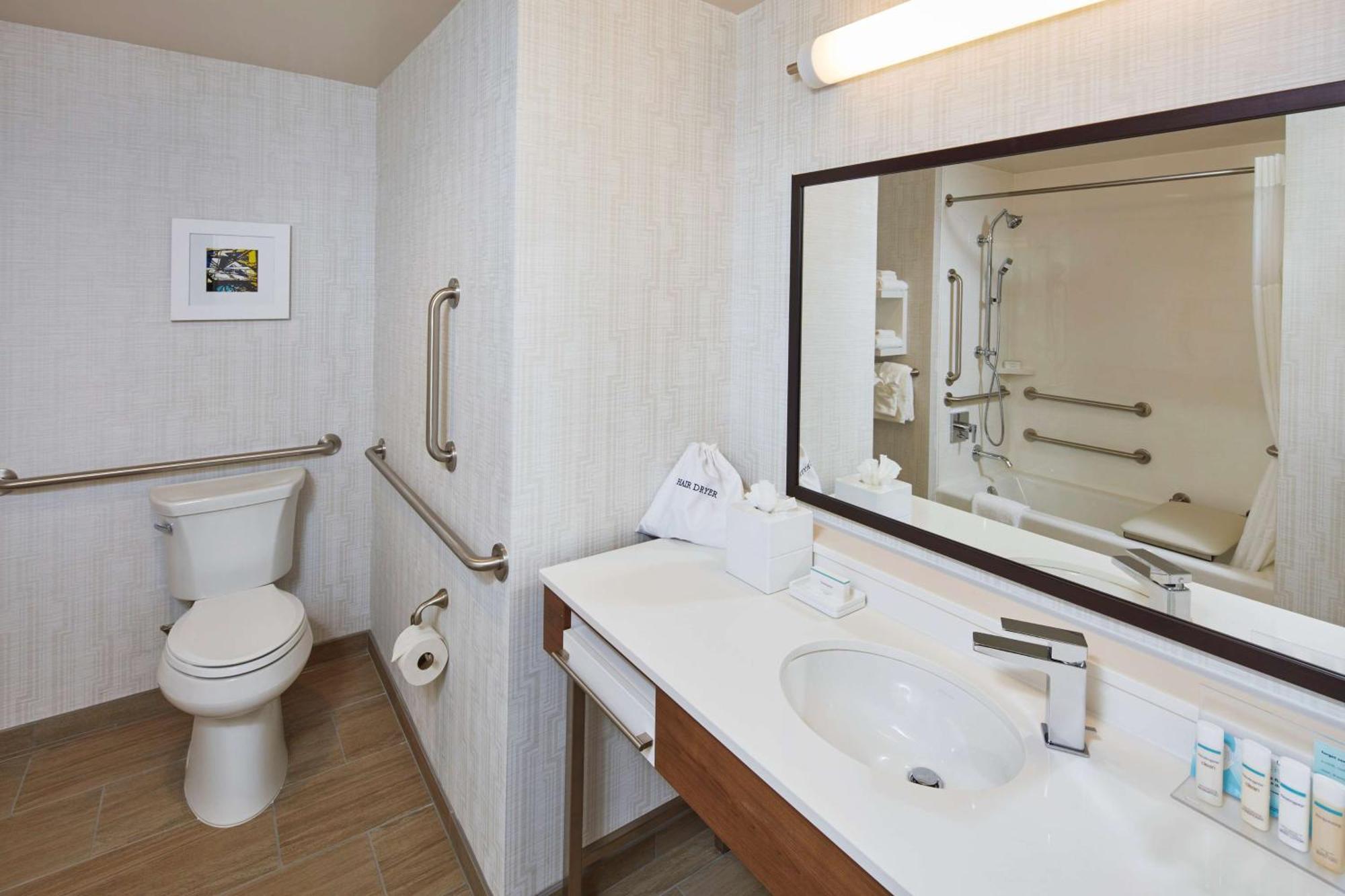 Hampton & At Csus Hotel 3*